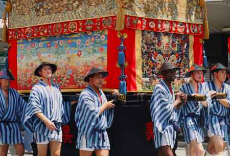 祇園祭山鉾巡行 黒主山,外国人の担ぎ手