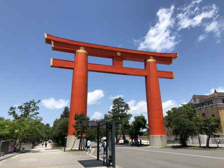 新緑に映える、平安神宮の大鳥居。