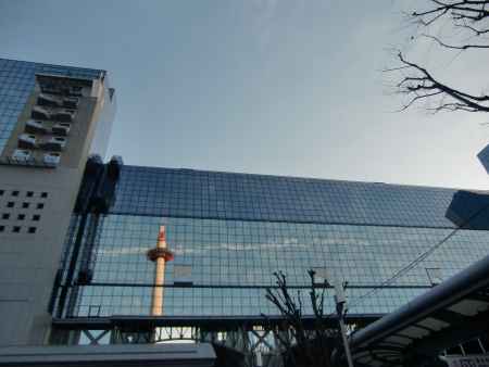 京都タワーと飛行機雲