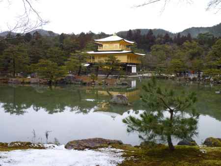 雪化粧の金閣寺