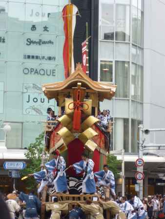 祇園祭　山鉾巡行　大船鉾の辻回し