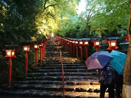 貴船神社 雨のライトアップ