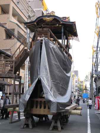 鉾建て途中の船鉾