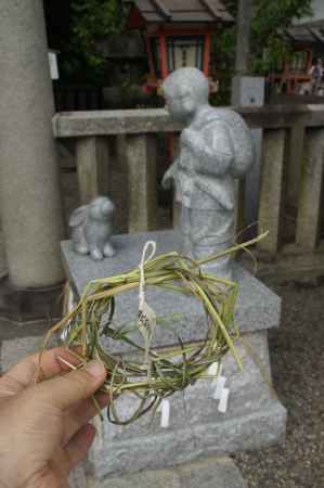 夏越の祓い、八坂神社ー４　茅の輪をつくって持ち帰ります