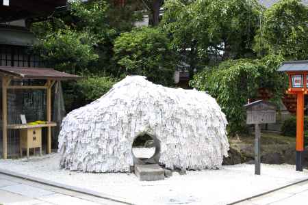 穴をくぐります