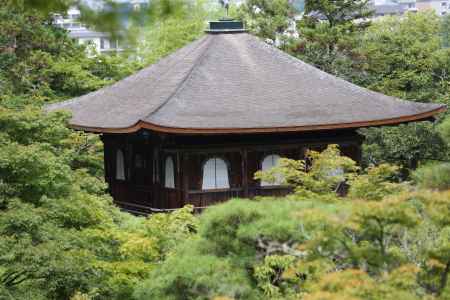 境内山道より望む慈照寺(銀閣寺)観音堂