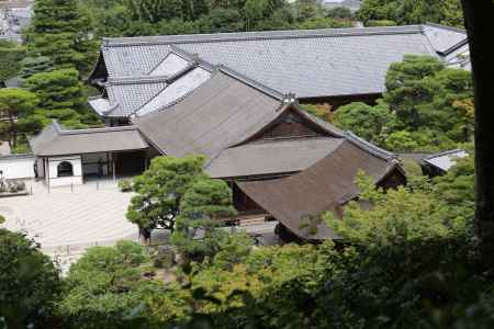 境内山道より望む手前から東求堂 方丈 庫裏