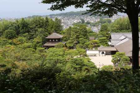 山道より望む慈照寺(銀閣寺)境内