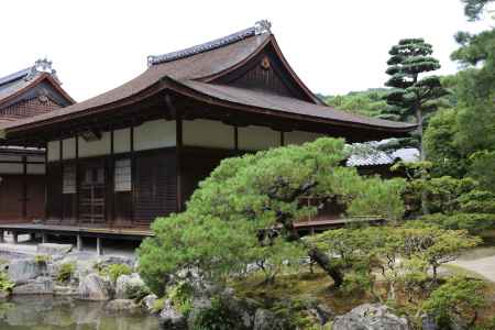 慈照寺(銀閣寺)庭園より東求堂望む