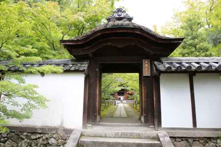 酬恩庵　本堂へ