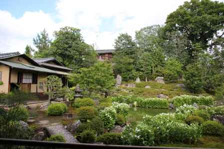 両足院　書院前の庭園