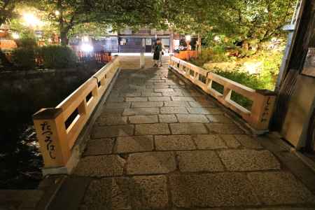 夜の新しい巽橋