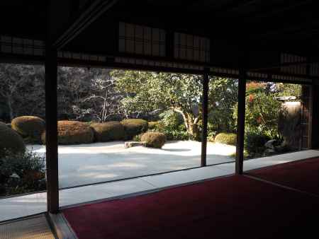 晴れた冬の朝に詩仙堂の庭を眺める