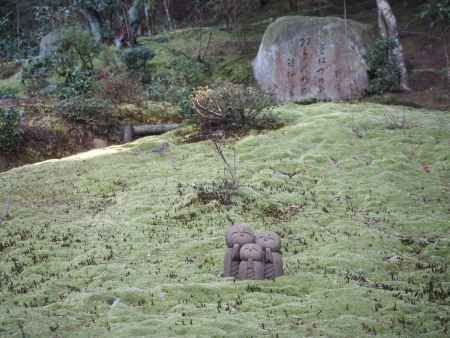 詩仙堂　庭のお地蔵さん　霜の降りた冬の朝