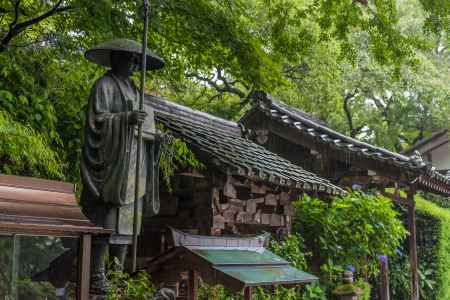 雨の善峯寺、お大師様も雨宿り