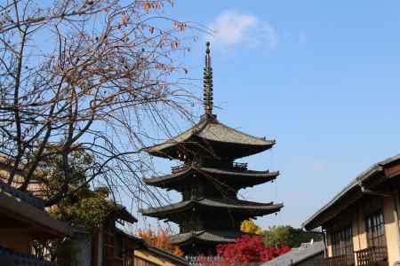 秋空に映える 八坂の塔