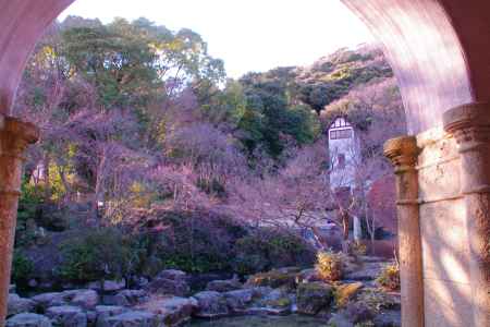 夕日を浴びる山荘庭園