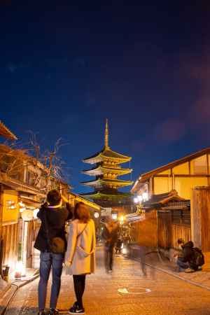 八坂の塔に見とれて