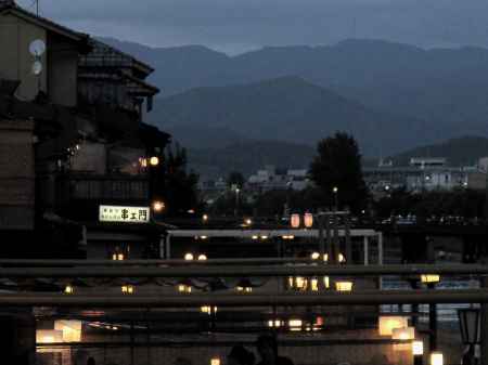 川床並みと山並み