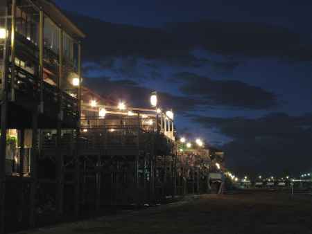 納涼床も宴たけなわへ