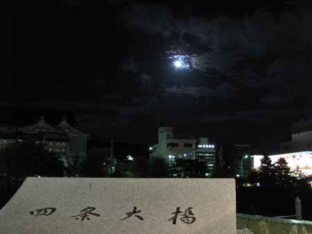 四条大橋の満月