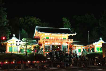 光に映える八坂さん