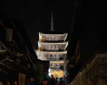 浮かび来る八坂の塔