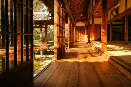 夕日が差し込む方丈