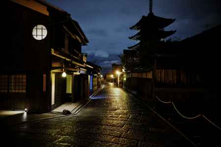 NO ONE IN YASAKA