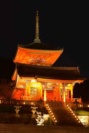 夜の西門と三重塔＿清水寺