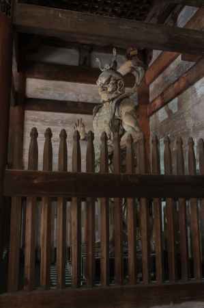 夜も見守る仁王様＿仁和寺