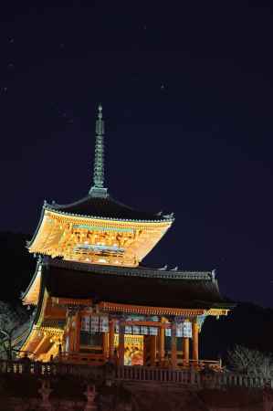 閉門後の三重塔＿清水寺