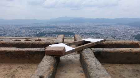 大きく都を臨む。