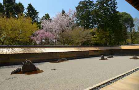光輝く春　杮葺（こけらぶき）屋根