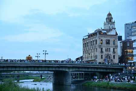 四条大橋を渡ります