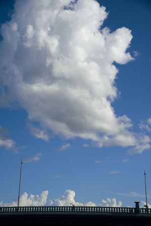 賀茂大橋に綿菓子雲