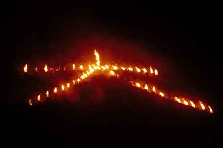 京の夜空に左大文字　