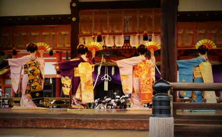 奉納舞踊　おめでとさん