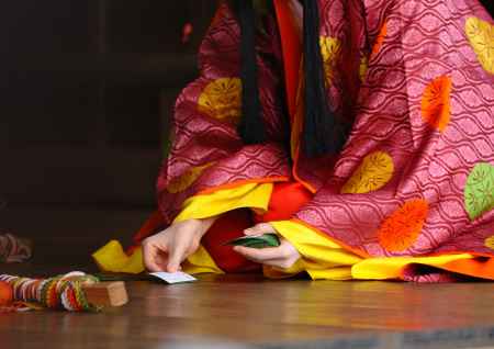 かるた姫様　お札を並べる