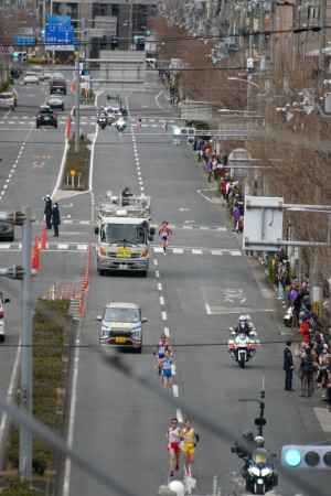 中継車と京都代表選手