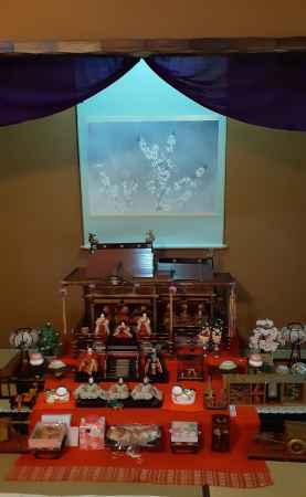 御殿飾りと花の御軸