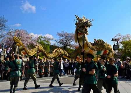 松風や音羽の滝の清水を