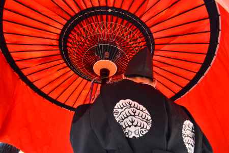 お練りの花傘へ