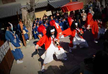 本殿前　やすらい花や