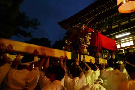 楼門　御神輿が進む