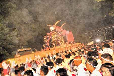 御神輿も人々も砂塵も舞う　