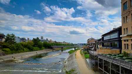 梅雨の中休み　納涼床