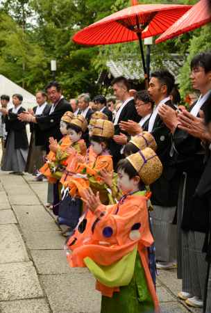 本殿北拝礼所にて 柏手