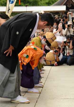 本殿前にて　深々と