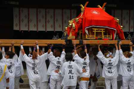 仏殿前で差し上げ